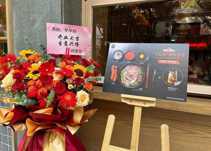 Cửa hàng phở bò của Chi Pu mở cửa thử nghiệm từ cuối tháng 9 và chính thức khai trương vào giữa tháng 10, bán kèm quẩy và trứng chần, uống với trà sen. Mỗi bát phở có giá 90 tệ (khoảng 300.000 đồng), thu hút rất đông thực khách. (Ảnh: saostar.vn)