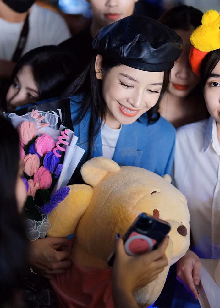 Chi Pu nổi tiếng ở Trung Quốc tới nỗi có hẳn một FC hùng hậu ở đại lục, sẵn sàng chi tiền ủng hộ những hoạt động, quảng bá cho thần tượng. (Ảnh: FBNV)