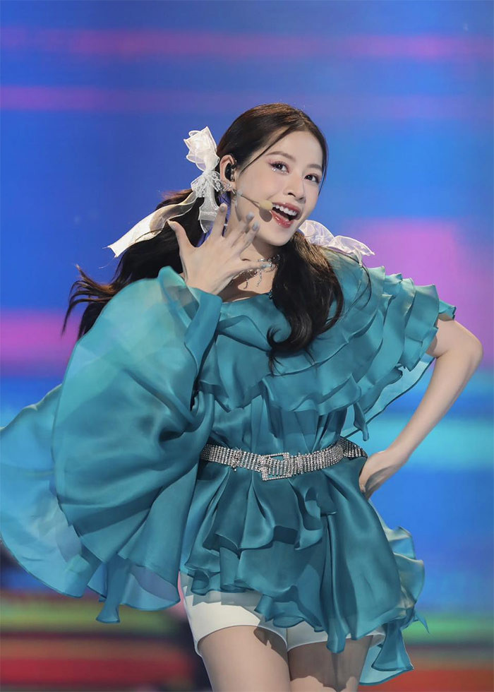 Nữ ca sĩ sinh năm 1993 được mời tham dự nhiều chương trình truyền hình ở Trung Quốc như: "Hương vị Trung Hoa", "Xin chào thứ 7",... (Ảnh: FBNV)