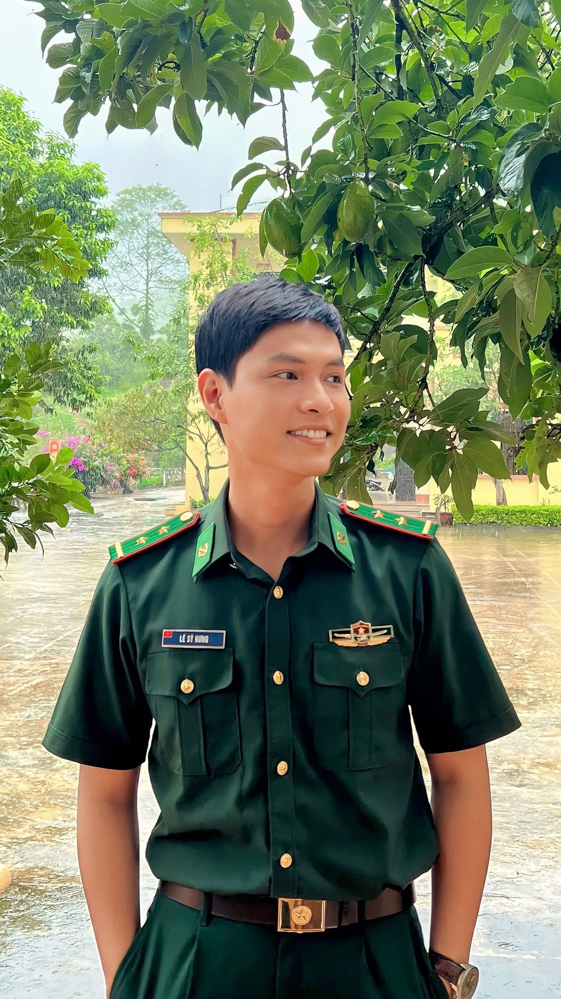 Dù chuyên trị những vai phụ nhưng Tô Dũng luôn nghiêm túc với nghề. Anh hiện góp mặt trong phim "Cuộc chiến không giới tuyến" phát sóng trên giờ vàng VTV.