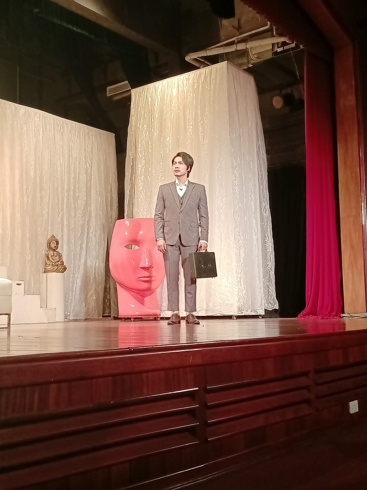 Tô Dũng là diễn viên của Nhà hát kịch Việt Nam. Anh gặt hái được nhiều thành công ở sân khấu kịch và là nam diễn viên quen mặt với khán giả truyền hình.