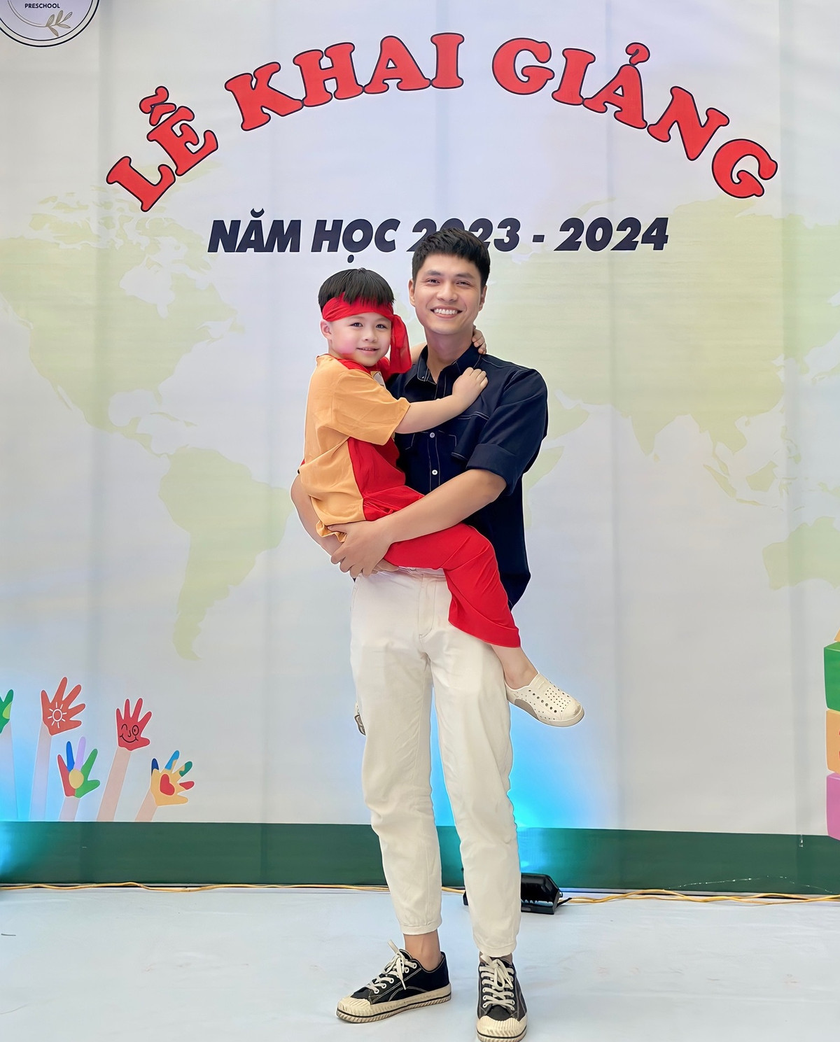 Dù Tô Dũng đã ly hôn với vợ là cựu hot girl trường Đại học Sư phạm Nghệ thuật Trung ương nhưng cả vẫn cùng nhau chăm sóc, dành sự quan tâm cho con trai.