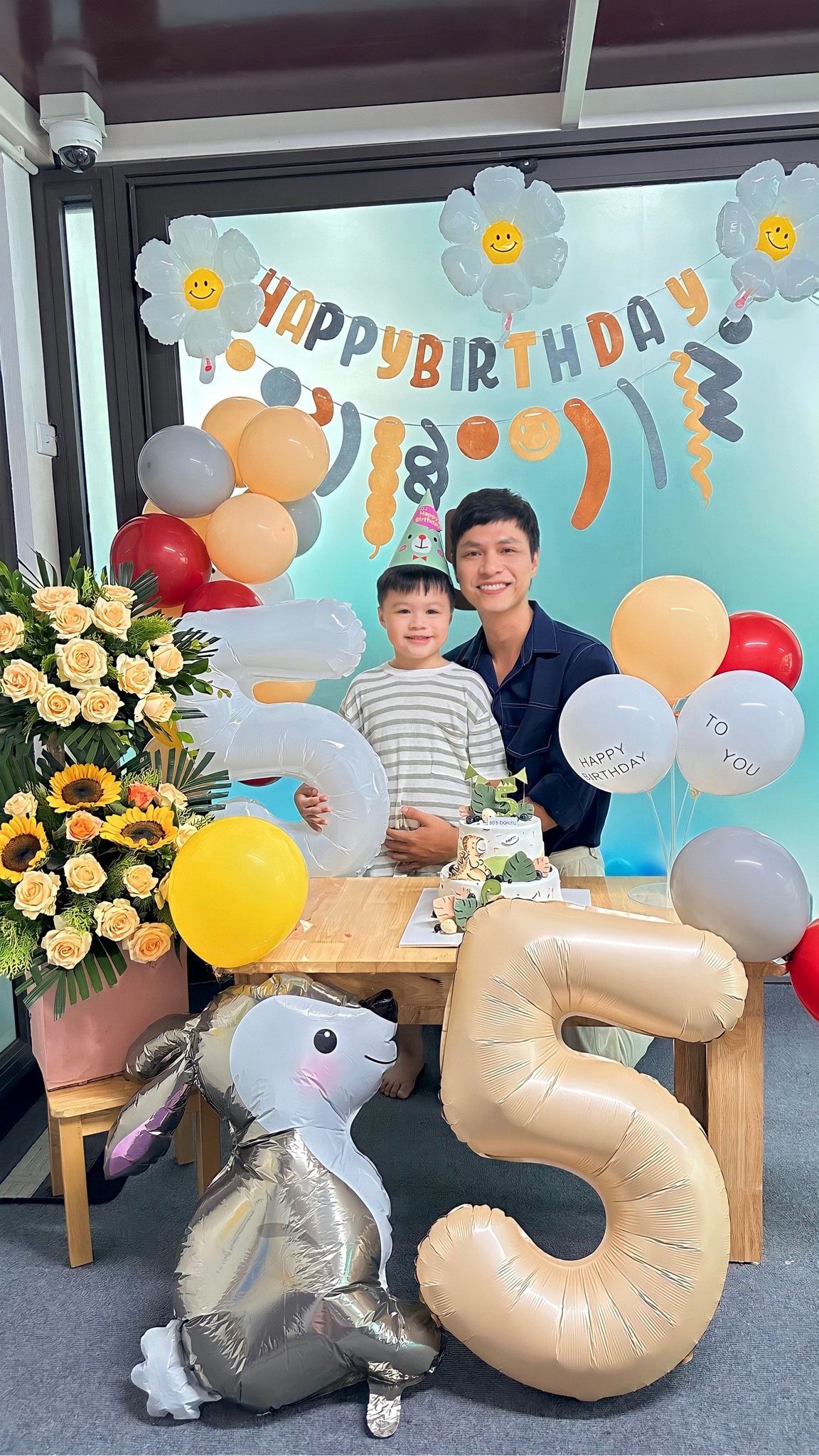 Mới đây, trên trang cá nhân, Tô Dũng chia sẻ ảnh bên con trai ngày tựu trường: "Ngày sinh nhật cũng là ngày khai giảng! Chúc tuổi mới của hai chúng mình có thật nhiều điều tuyệt vời. Tự chúc cậu lớn công việc sẽ luôn thuận lợi, có thêm nhiều thành tựu, nhiều vai diễn hay. Chúc cậu bé cứ luôn hồn nhiên như bây giờ, ngoan ngoãn nghe lời bố mẹ, mau ăn chóng lớn!".