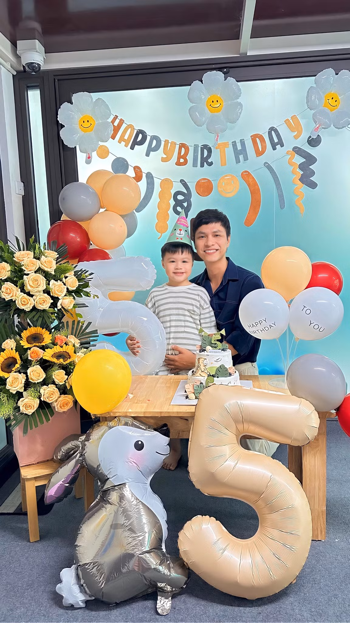 Mới đây, trên trang cá nhân, Tô Dũng chia sẻ ảnh bên con trai ngày tựu trường: "Ngày sinh nhật cũng là ngày khai giảng! Chúc tuổi mới của hai chúng mình có thật nhiều điều tuyệt vời. Tự chúc cậu lớn công việc sẽ luôn thuận lợi, có thêm nhiều thành tựu, nhiều vai diễn hay. Chúc cậu bé cứ luôn hồn nhiên như bây giờ, ngoan ngoãn nghe lời bố mẹ, mau ăn chóng lớn!".