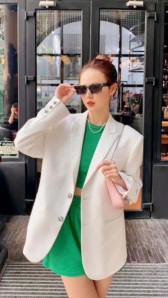 Cũng trong năm 2017 cô nhận lời mời tham gia công tác trợ giảng tại ĐH Hutech với vai trò hướng dẫn môn Đồ án Xử lý chất liệu thời trang cho sinh viên ngành Thiết kế Thời trang. Sau đó được giữ lại làm giảng viên mỹ thuật công nghiệp tại trường Đại học công nghệ TP HCM.