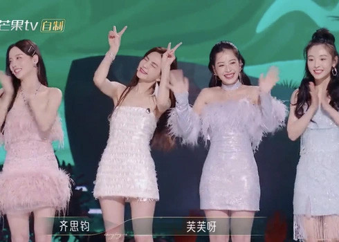 Bốn nữ nghệ sĩ rất phấn khích khi tiết mục biểu diễn của mình nhận được nhiều lời khen ngợi.