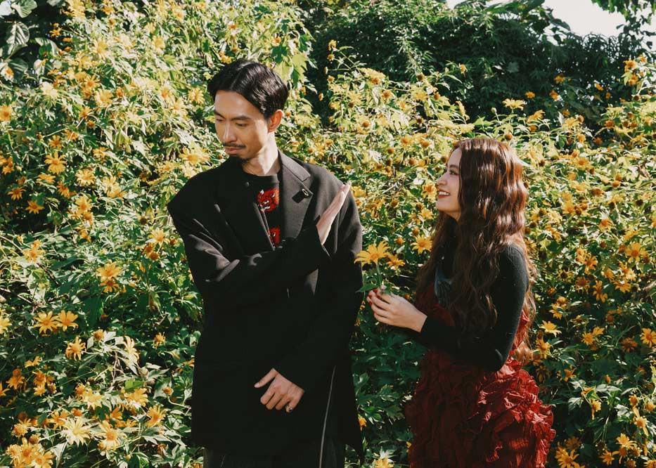 "Miền đất hứa" là lần kết hợp thứ 4 giữa Đen Vâu và Hoàng Thùy Linh trong các sản phẩm âm nhạc. Cả hai cùng hợp tác với nhau trong "Làm gì phải hốt", "Điều phi thường nhỏ bé" và bản hit "Gieo quẻ" vào năm 2022.