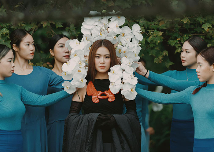 Đầu năm 2023 từng có tin đồn rapper Đen Vâu và Hoàng Thùy Linh đã bí mật làm đám hỏi. Thậm chí, nhiều nguồn tin còn khẳng định, chính chú ruột của Hoàng Thùy Linh xác nhận thông tin.