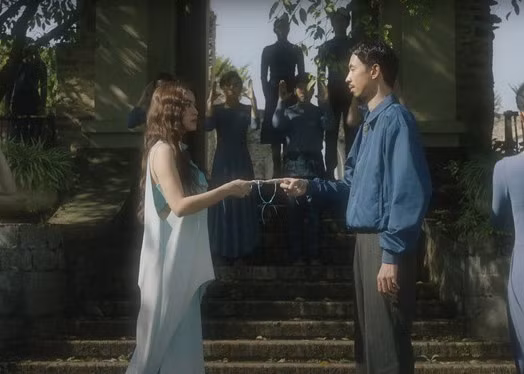 MV "Miền đất hứa" của hai người ra mắt vào tối 27/11. (Ảnh: Cắt từ clip)