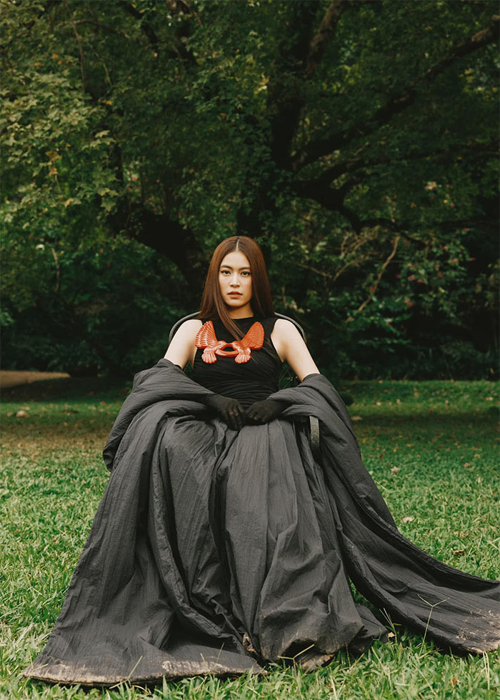 Thông tin Hoàng Thùy Linh và Đen Vâu bí mật tổ chức đám hỏi lan truyền trên mạng xã hội vào tối 14/1 lập tức gây xôn xao dư luận. Tin đồn cho rằng 2 ca sĩ đã đính ước trước đó 1 tháng. Đen còn được cha của Hoàng Thùy Linh nhiều lần khoe "con rể" với hàng xóm.