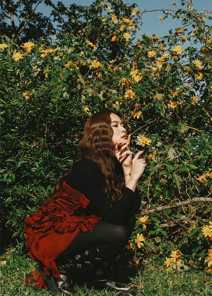 Tạo hình của Hoàng Thùy Linh trong MV mới rất quyến rũ, xinh đẹp.