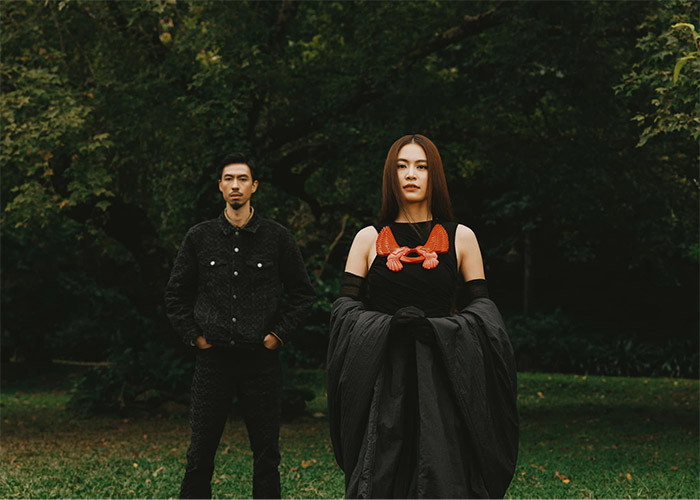 Trong MV mới ra mắt mang tên "Miền đất hứa", Hoàng Thùy Linh và Đen Vâu có những cảnh quay rất tình tứ.