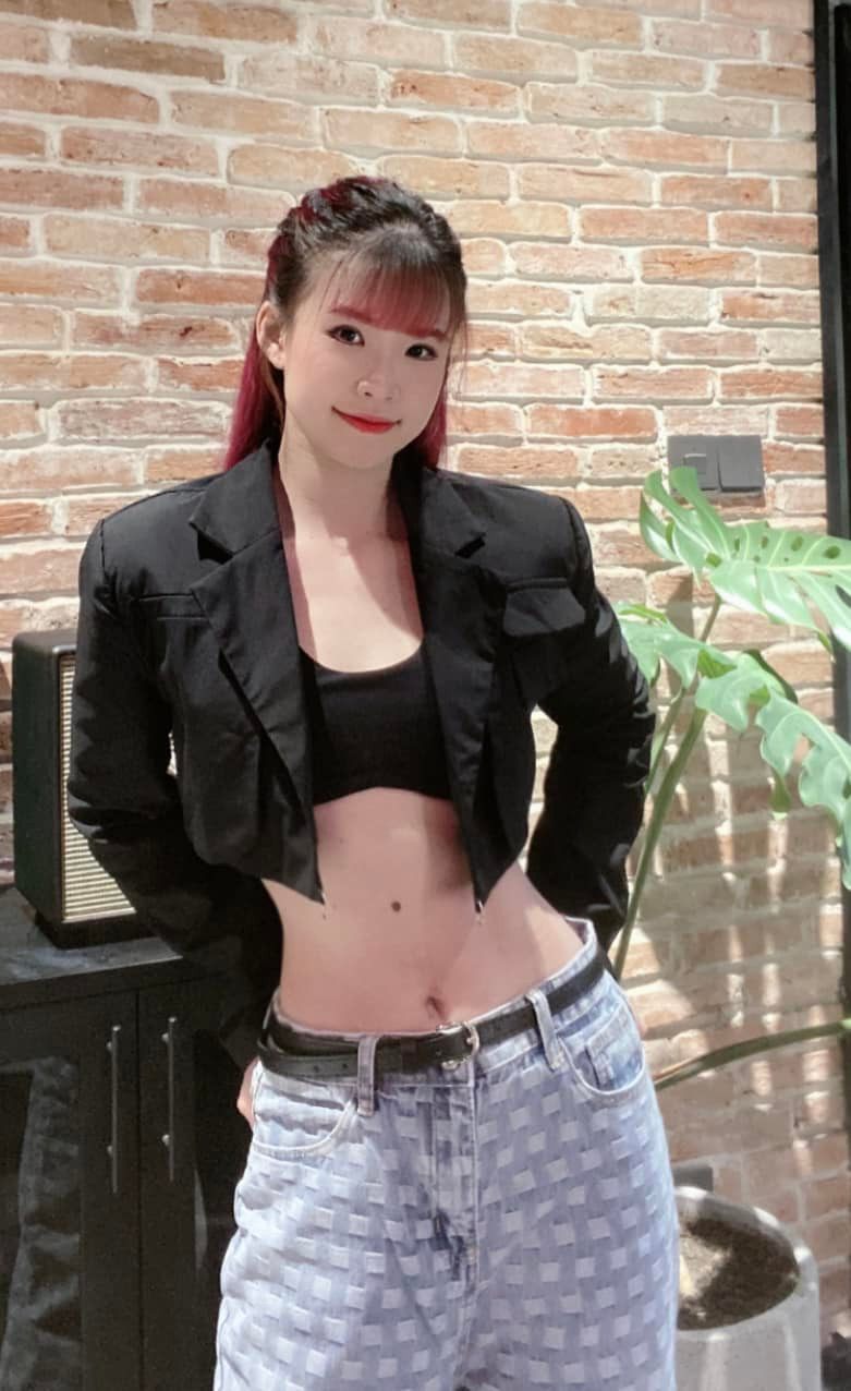 Giọng ca 9X thường xuyên khoe lợi thế vòng hai thon gọn có được nhờ quá trình miệt mài tập luyện.