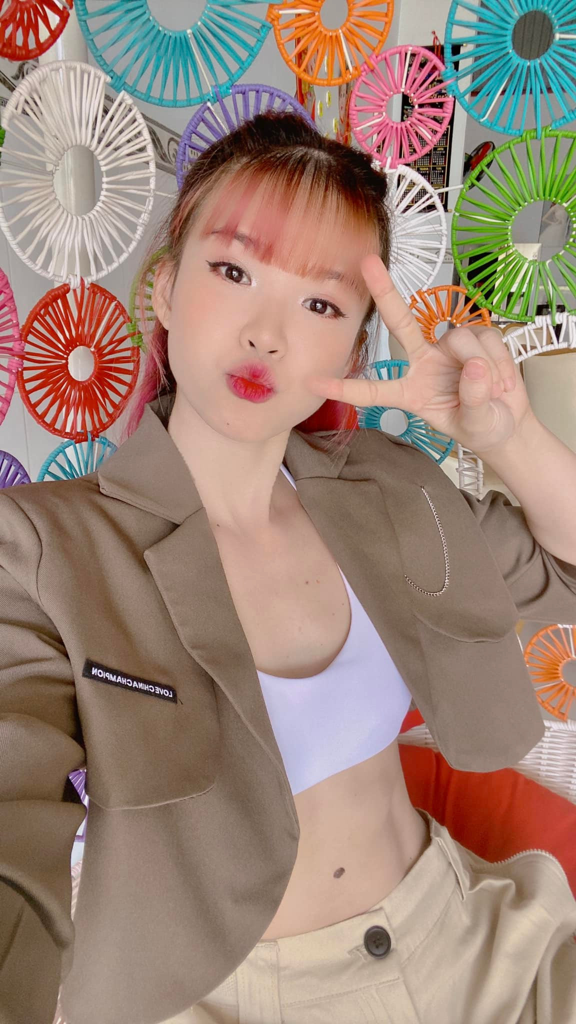 Trong loạt ảnh mới nhất, bà xã của Kelvin Khánh gây sốt khi khoe cận cảnh vóc dáng trẻ trung, nuột nà ở tuổi 33.