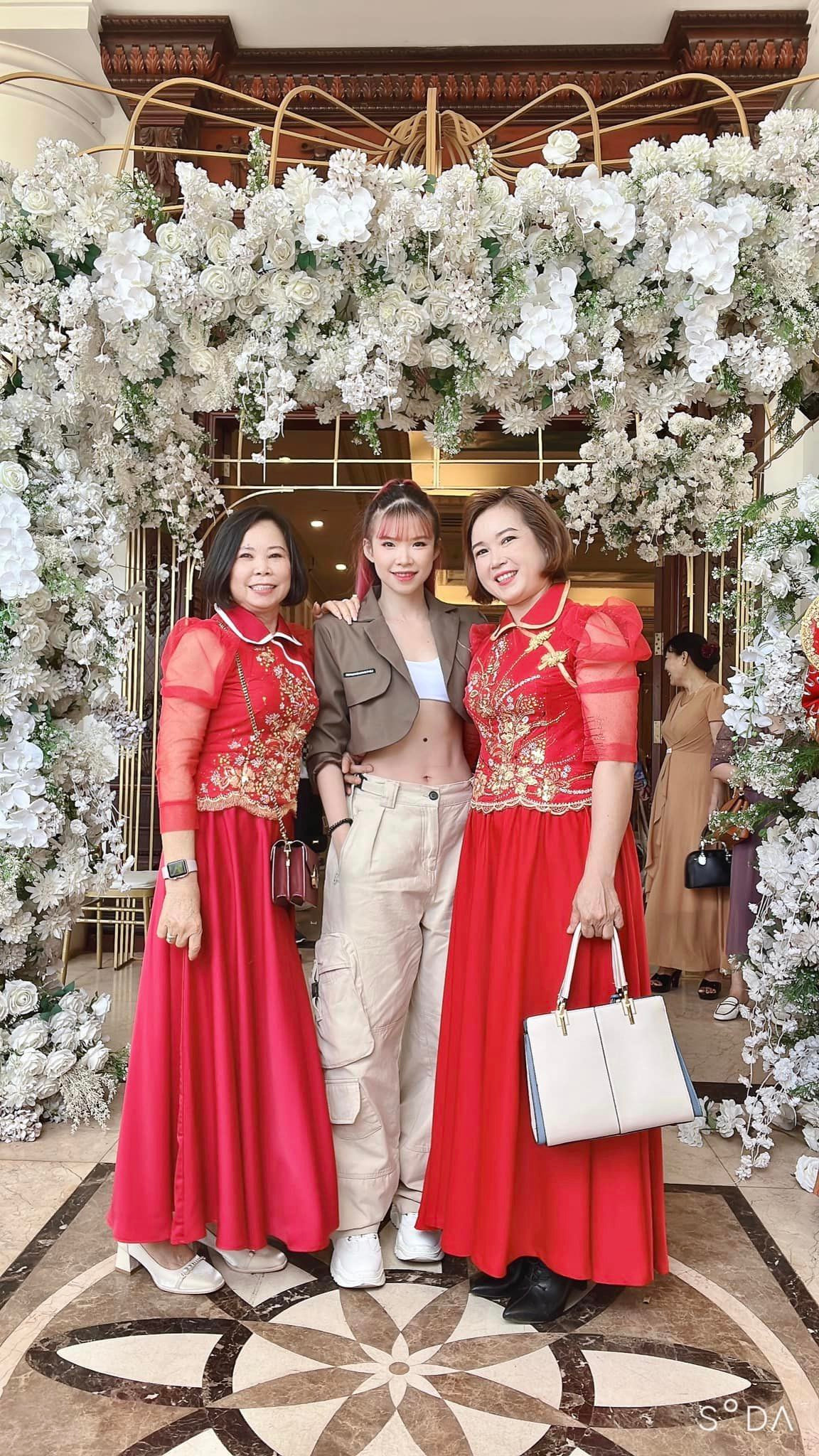 Nữ ca sĩ lên đồ khá thoải mái, trẻ trung và năng động mà vẫn nổi bật trong đám cưới người thân.