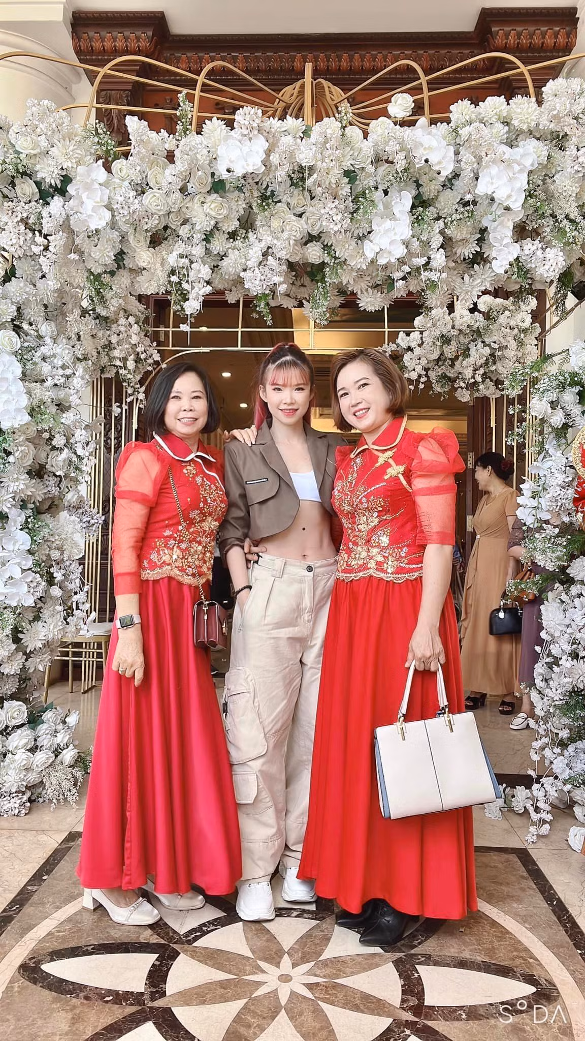 Nữ ca sĩ lên đồ khá thoải mái, trẻ trung và năng động mà vẫn nổi bật trong đám cưới người thân.