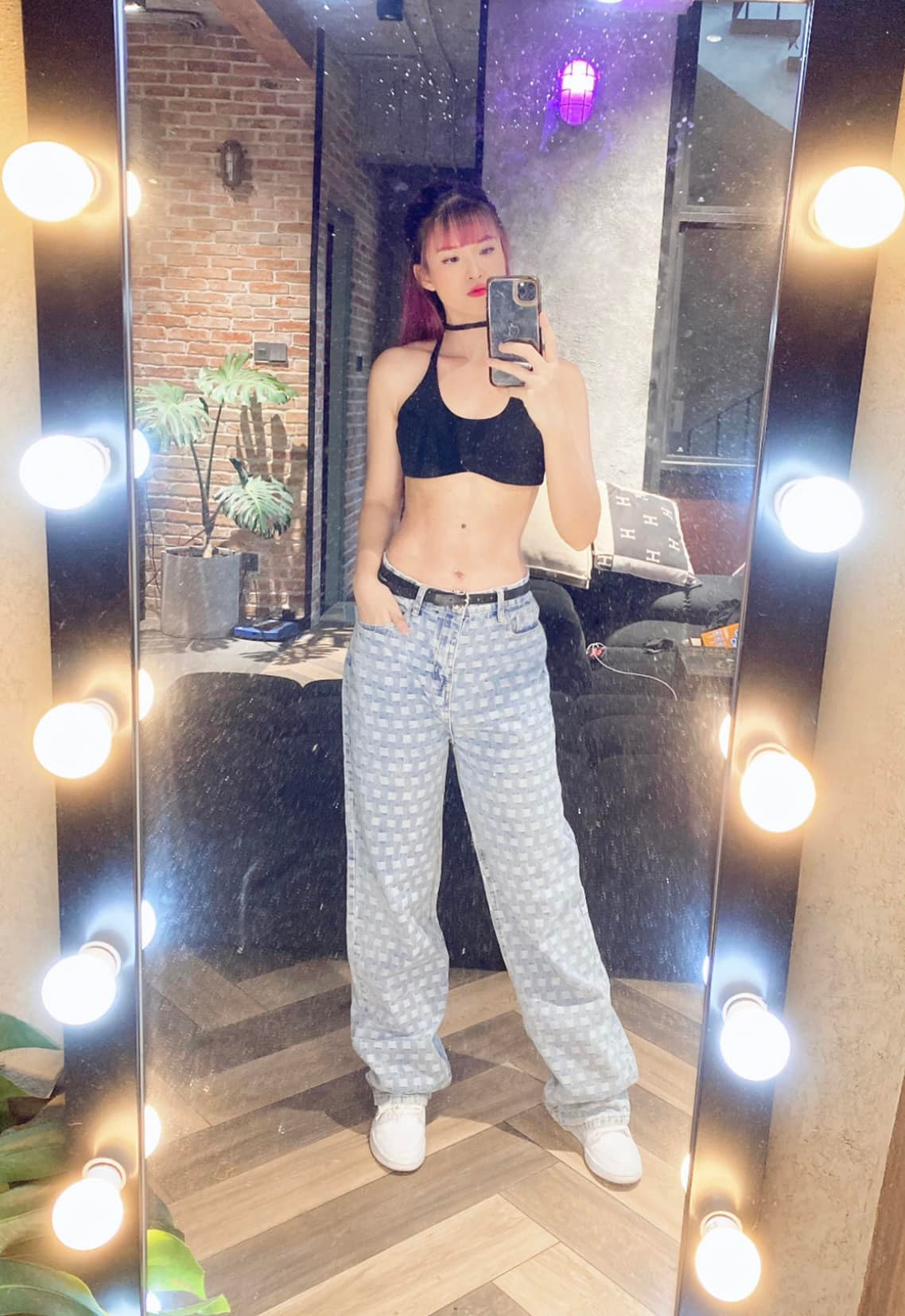 Vóc dáng gợi cảm cùng bụng múi săn chắc của Khởi My khiến hội chị em ngưỡng mộ.