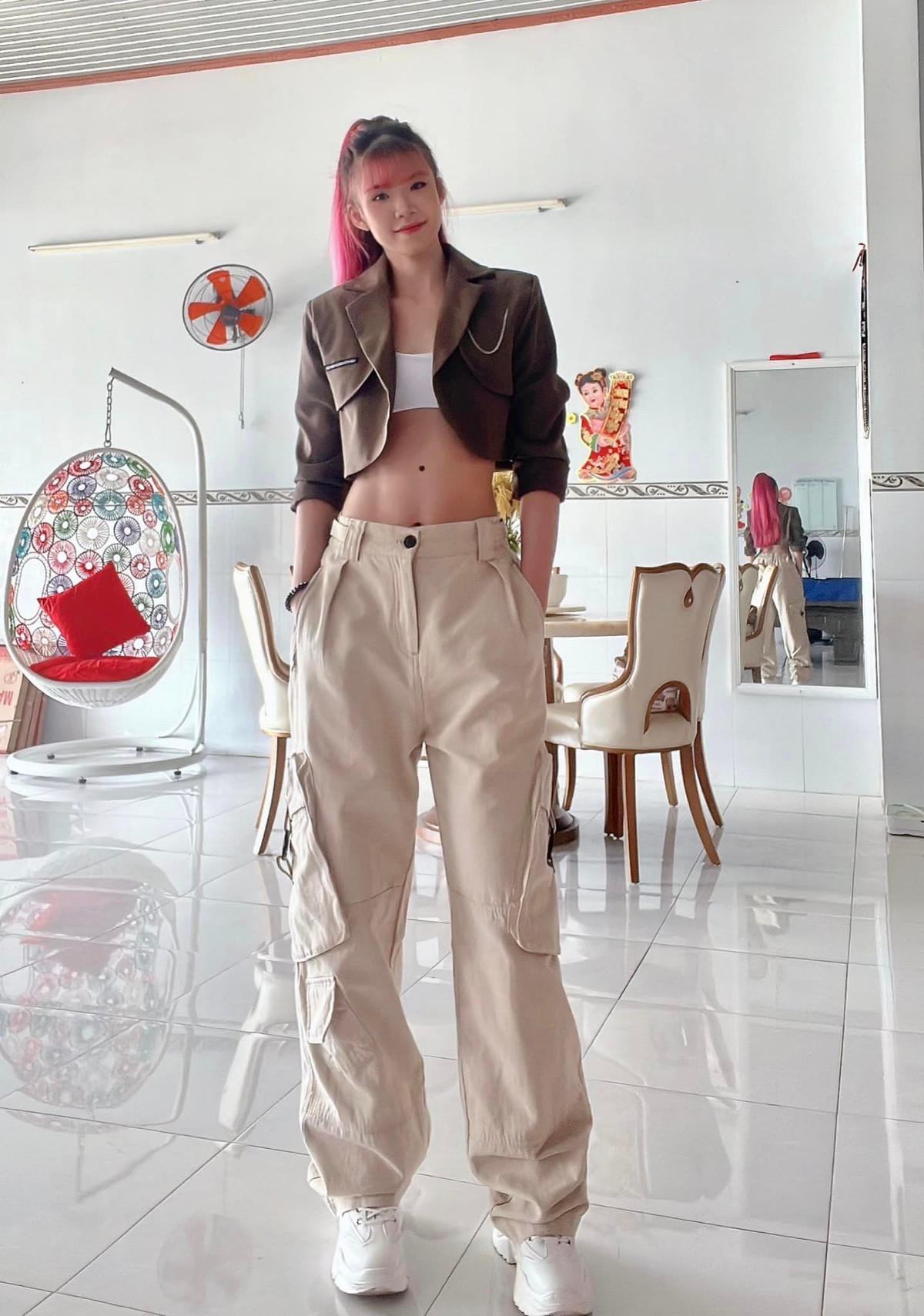 Diện chiếc áo ngắn cũn cỡn không cúc để lộ bra, giọng ca "Người yêu cũ" khoe trọn vòng hai phẳng lì, săn chắc, lộ rõ múi cơ.