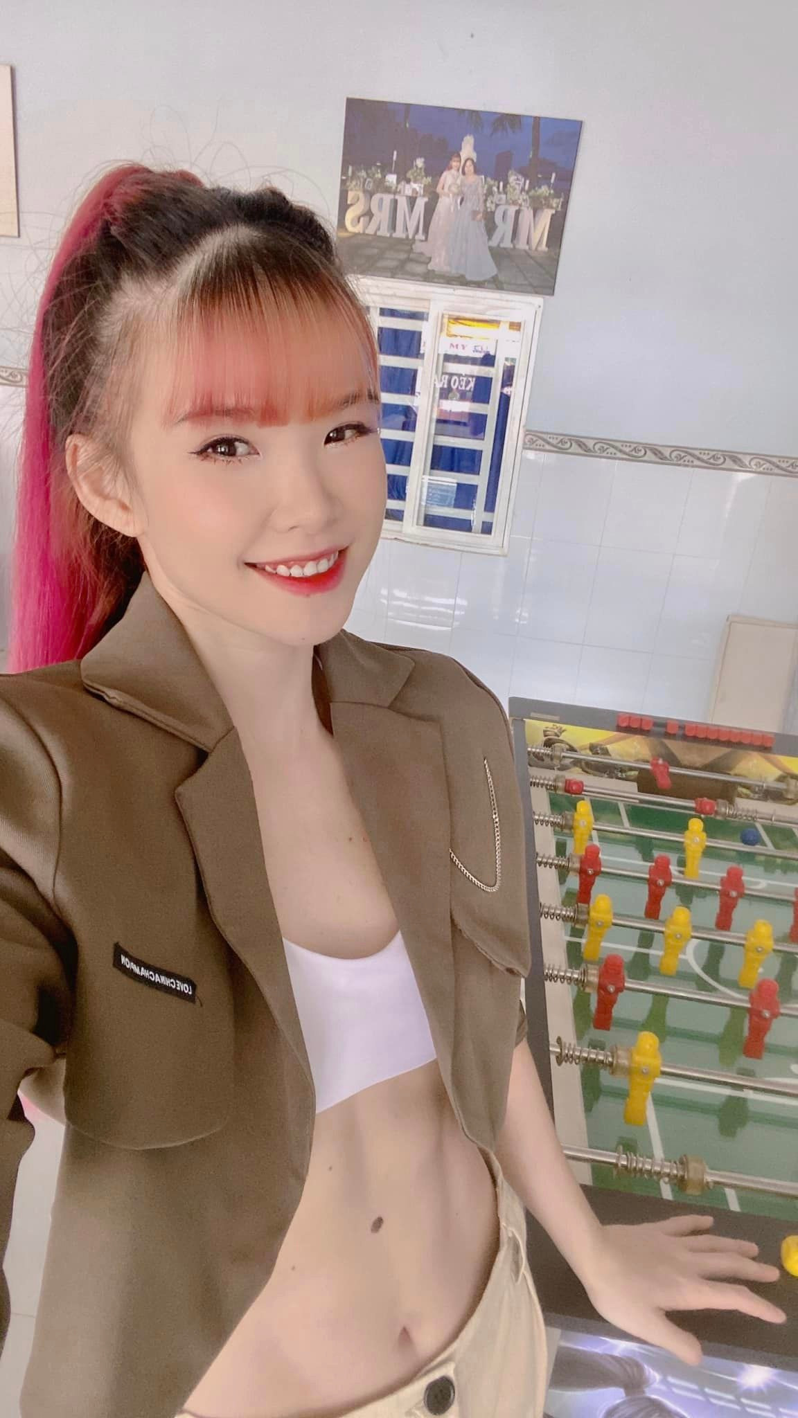 Khởi My lên đồ đi ăn cưới, khoe bụng múi săn chắc Khoi My len do di an cuoi, khoe bung mui san chac