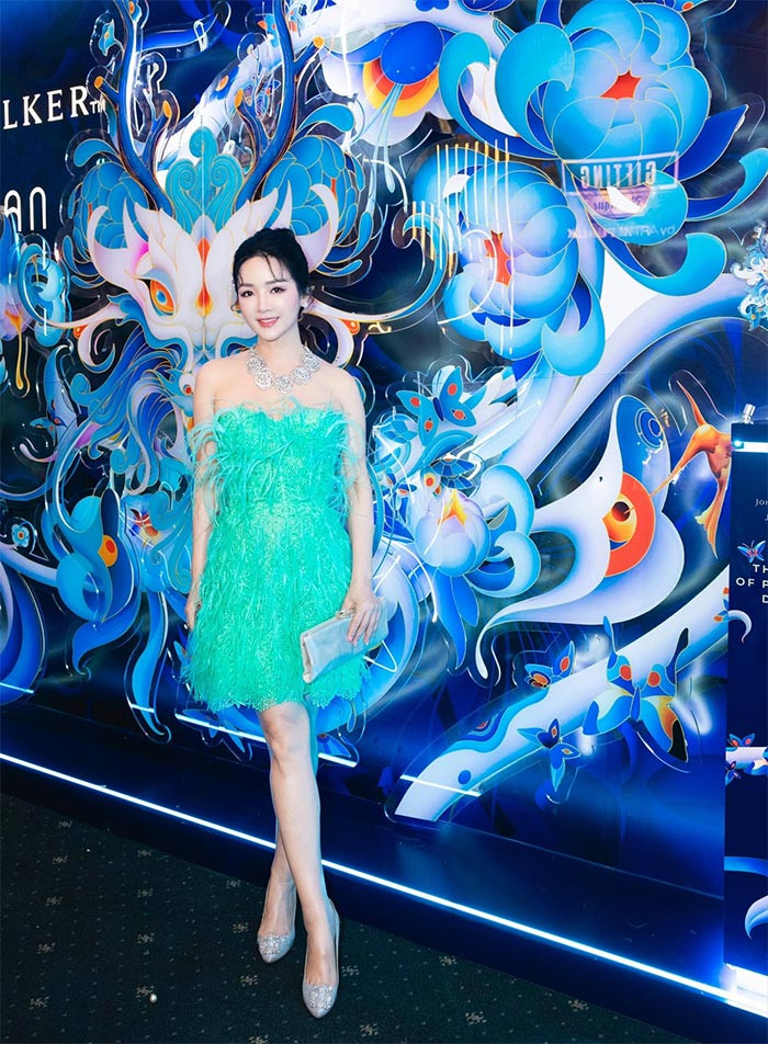 Sau khi đăng quang Hoa hậu Đền Hùng năm 1992, Giáng My tham gia showbiz với vai trò ca sĩ, diễn viên, người mẫu ảnh và nhanh chóng trở thành gương mặt ăn khách nhất nhì làng giải trí Việt.