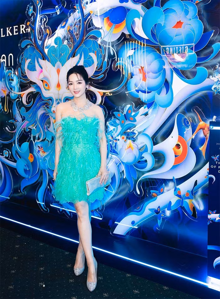 Sau khi đăng quang Hoa hậu Đền Hùng năm 1992, Giáng My tham gia showbiz với vai trò ca sĩ, diễn viên, người mẫu ảnh và nhanh chóng trở thành gương mặt ăn khách nhất nhì làng giải trí Việt.