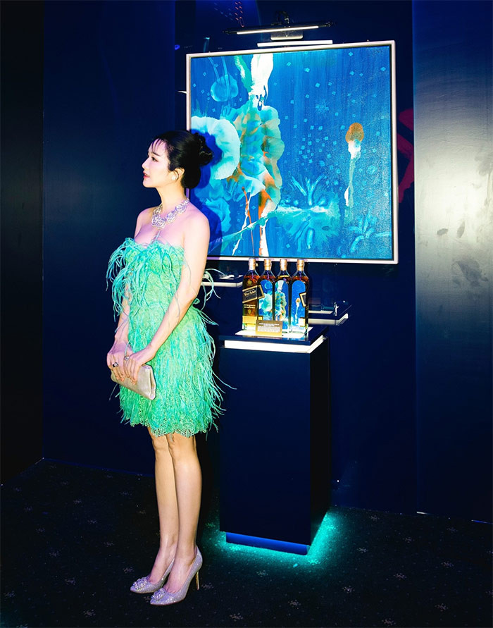 Xuất hiện tại một sự kiện mới đây, Hoa hậu Đền Hùng Giáng My gây chú ý với vẻ ngoài quyến rũ, trẻ trung. Người đẹp sinh năm 1971 mặc chiếc váy quây màu xanh ngọc, hững hờ khoe vòng một đẹp mắt.