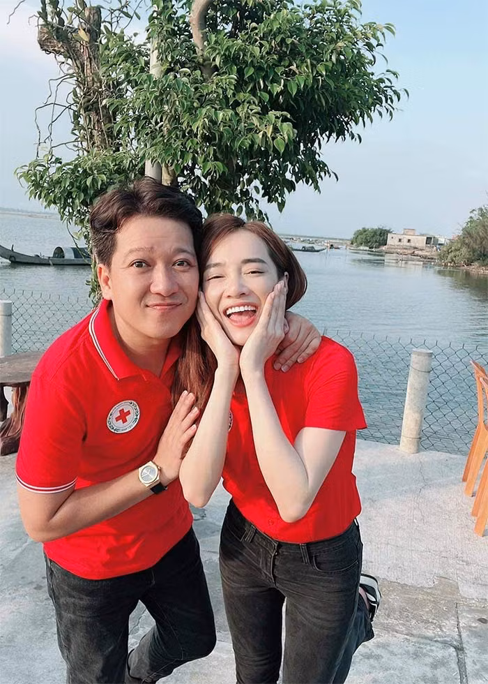 Sau khi kết hôn và sinh con, Nhã Phương và Trường Giang thường xuyên chia sẻ những khoảnh khắc hạnh phúc bên nhau.