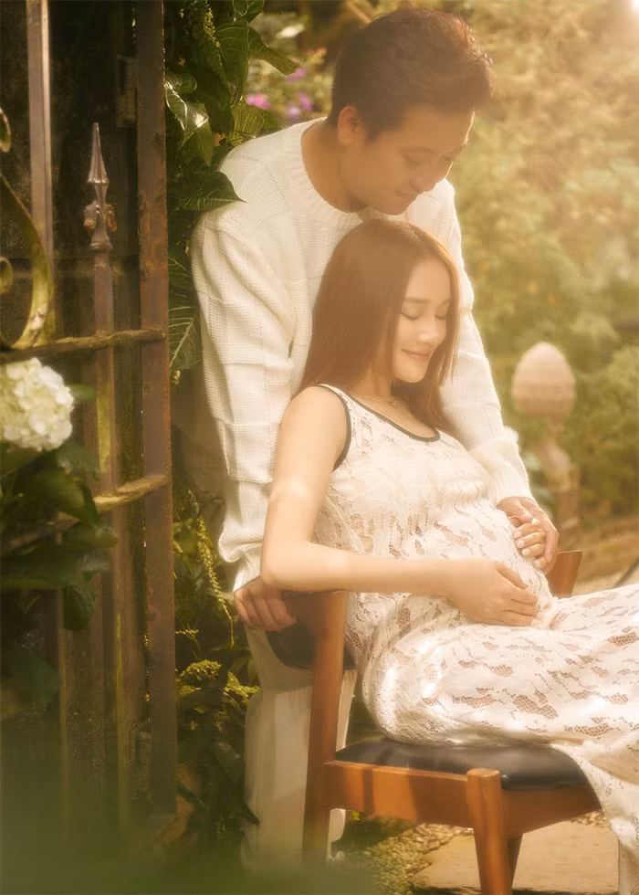 Cuối tháng 4/2023, nữ diễn viên sinh năm 1990 tiết lộ thông tin đã mang thai con thứ hai. Nhã Phương nói đây là món quà lớn cô tặng chồng vào dịp sinh nhật của anh.