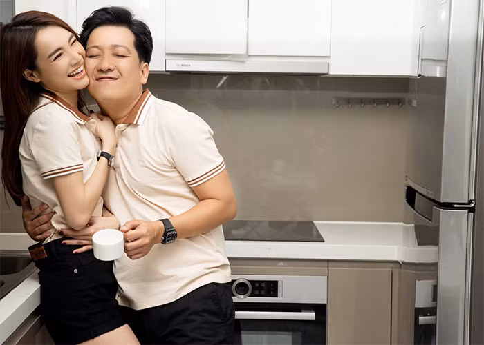 "Tôi hư lắm, không đảm đang. Tôi cũng có chăm sóc anh Giang nhưng bản thân tôi thấy chồng đảm hơn vợ. Anh Giang chăm sóc tôi rất kỹ, lo ăn uống đủ kiểu. Thông thường người vợ sẽ nấu những món ăn cho gia đình nhưng đôi lúc tôi ngủ dậy đã thấy anh chuẩn bị xong món nào đó cho mình", Nhã Phương chia sẻ với Dân trí.