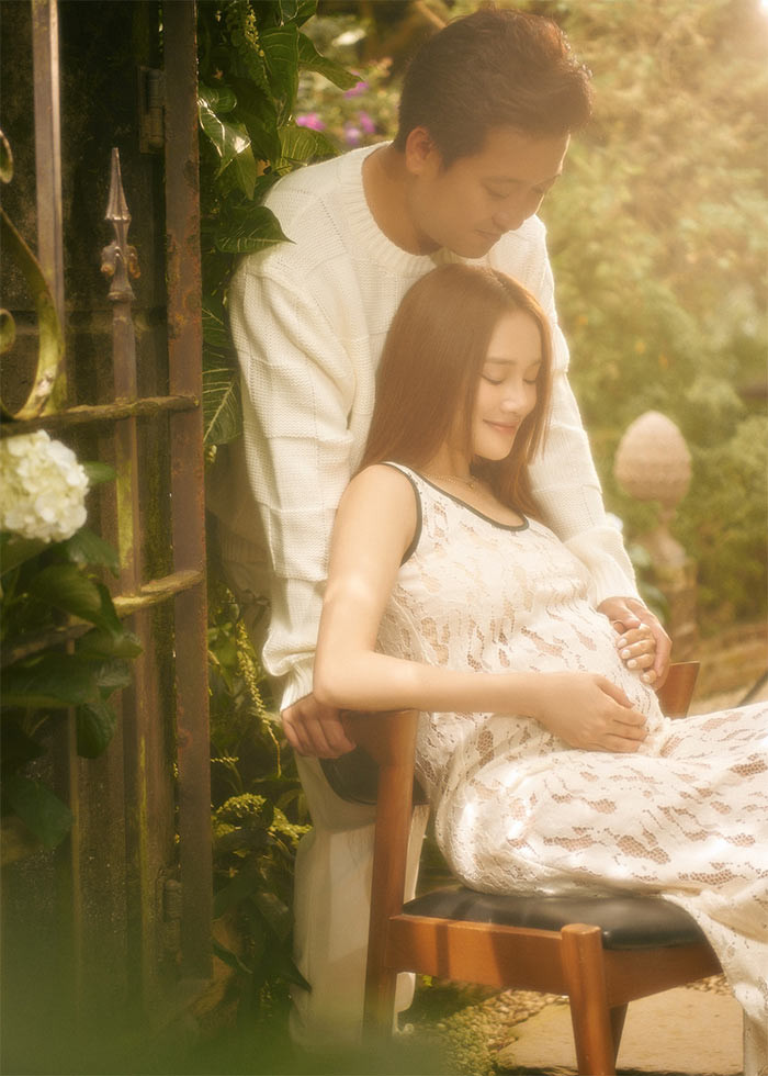 Cuối tháng 4/2023, nữ diễn viên sinh năm 1990 tiết lộ thông tin đã mang thai con thứ hai. Nhã Phương nói đây là món quà lớn cô tặng chồng vào dịp sinh nhật của anh.