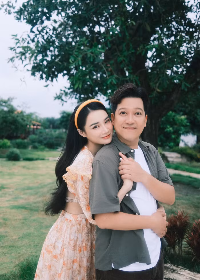 Biết vợ có tính tiết kiệm nên Trường Giang thường mua đồ hiệu tặng vợ. Trong khi anh luôn diện trang phục giản dị, đi dép tổ ong thì vợ anh luôn xuất hiện với cây hàng hiệu trên người.