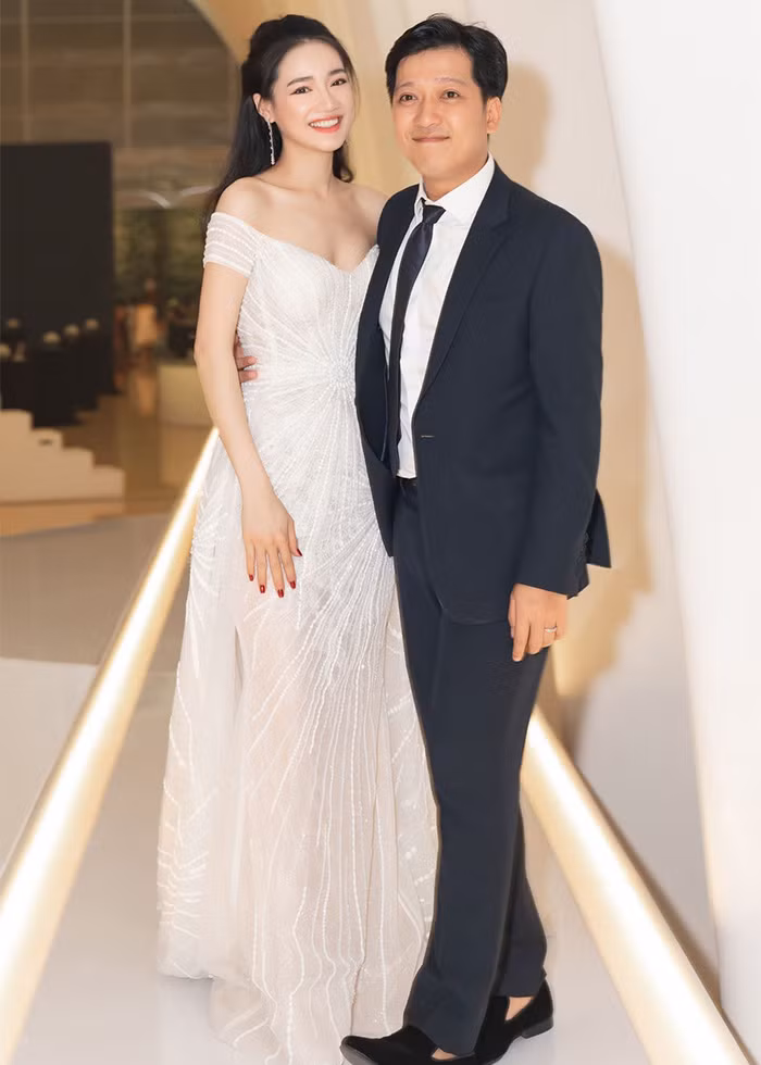  Trường Giang và Nhã Phương nảy sinh tình cảm khi cùng tham gia phim "49 ngày". Sau ba năm hẹn hò, hai diễn viên về chung một nhà vào tháng 9/2018.