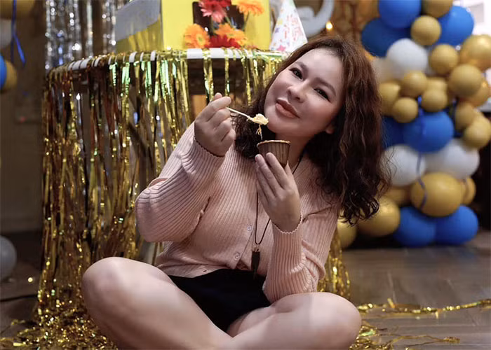 Vợ diễn viên Quý Bình được khen là ngày càng trẻ trung, xinh đẹp, sau khi kết hôn với nam diễn viên.