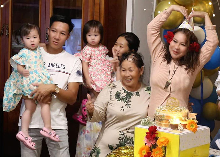 Nữ doanh nhân sinh năm 1976 tạo dáng xì tin bên gia đình trong tiệc sinh nhật sớm của mình.