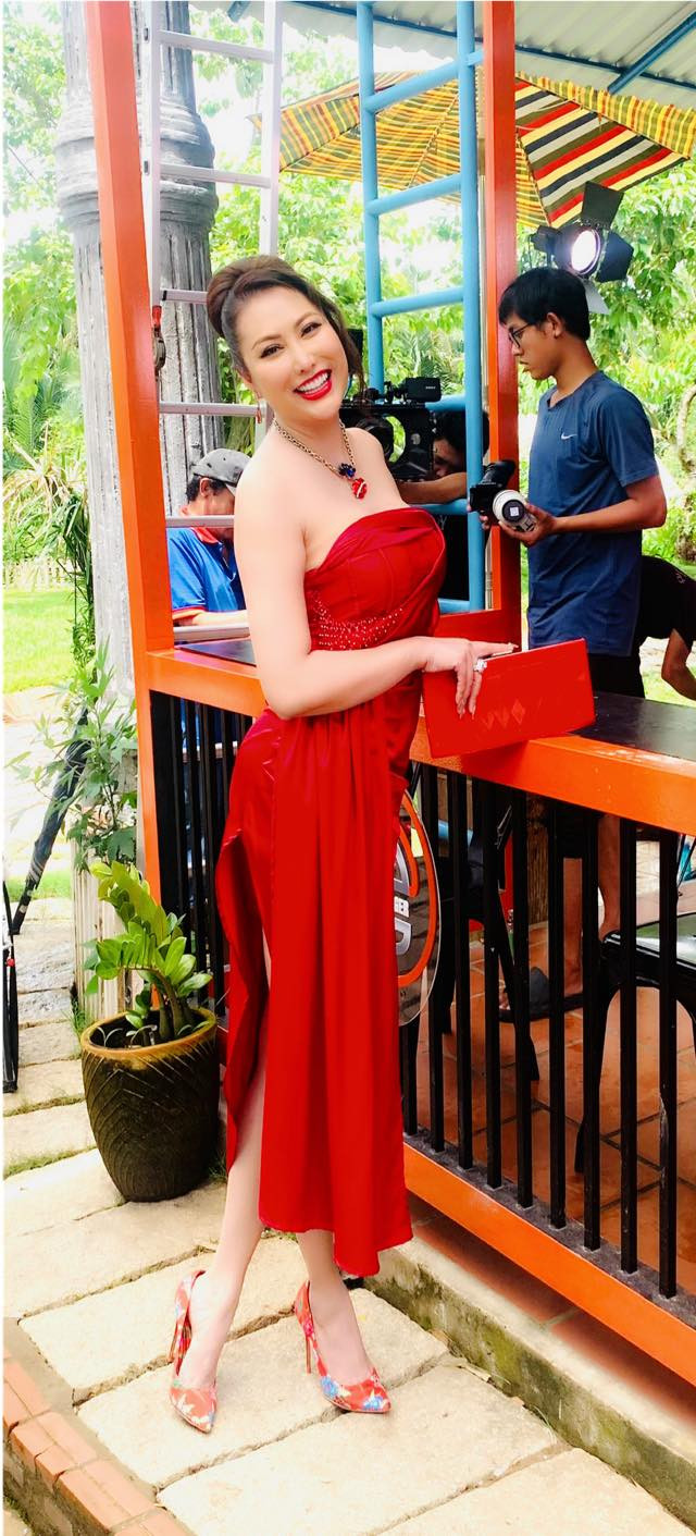 Dù không giữ được thân hình săn chắc như thời trẻ nhưng nhờ biết cách chăm sóc bản thân mà "nữ hoàng dao kéo" ngày càng đẹp rạng rỡ, đường nét gương mặt cũng tự nhiên hơn.