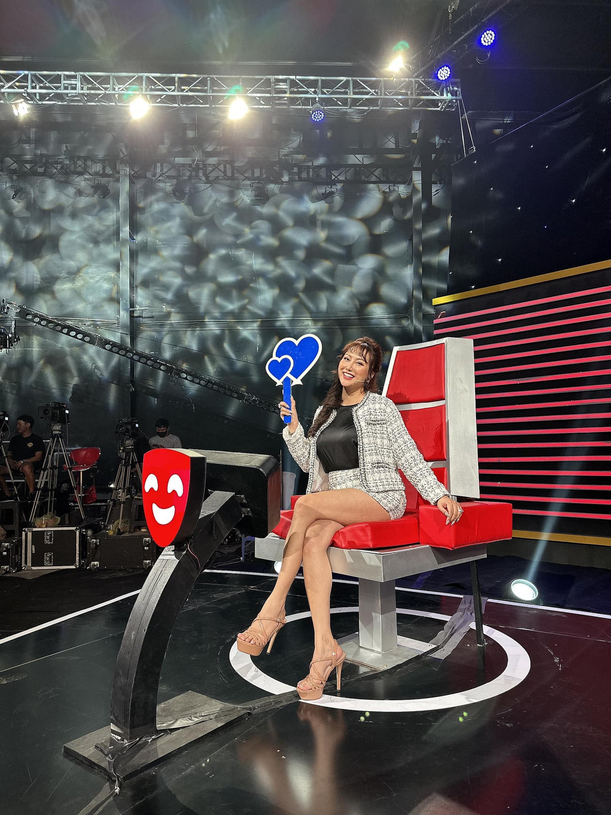 Tự tin với sắc vóc hiện tại giúp mỹ nhân 8X không ngại diện những bộ cánh ôm sát, cut-out táo bạo khoe triệt để vòng một siêu khủng.