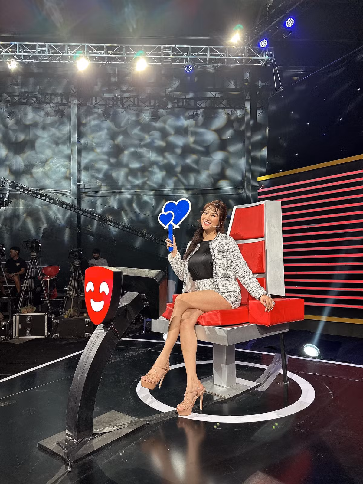 Tự tin với sắc vóc hiện tại giúp mỹ nhân 8X không ngại diện những bộ cánh ôm sát, cut-out táo bạo khoe triệt để vòng một siêu khủng.