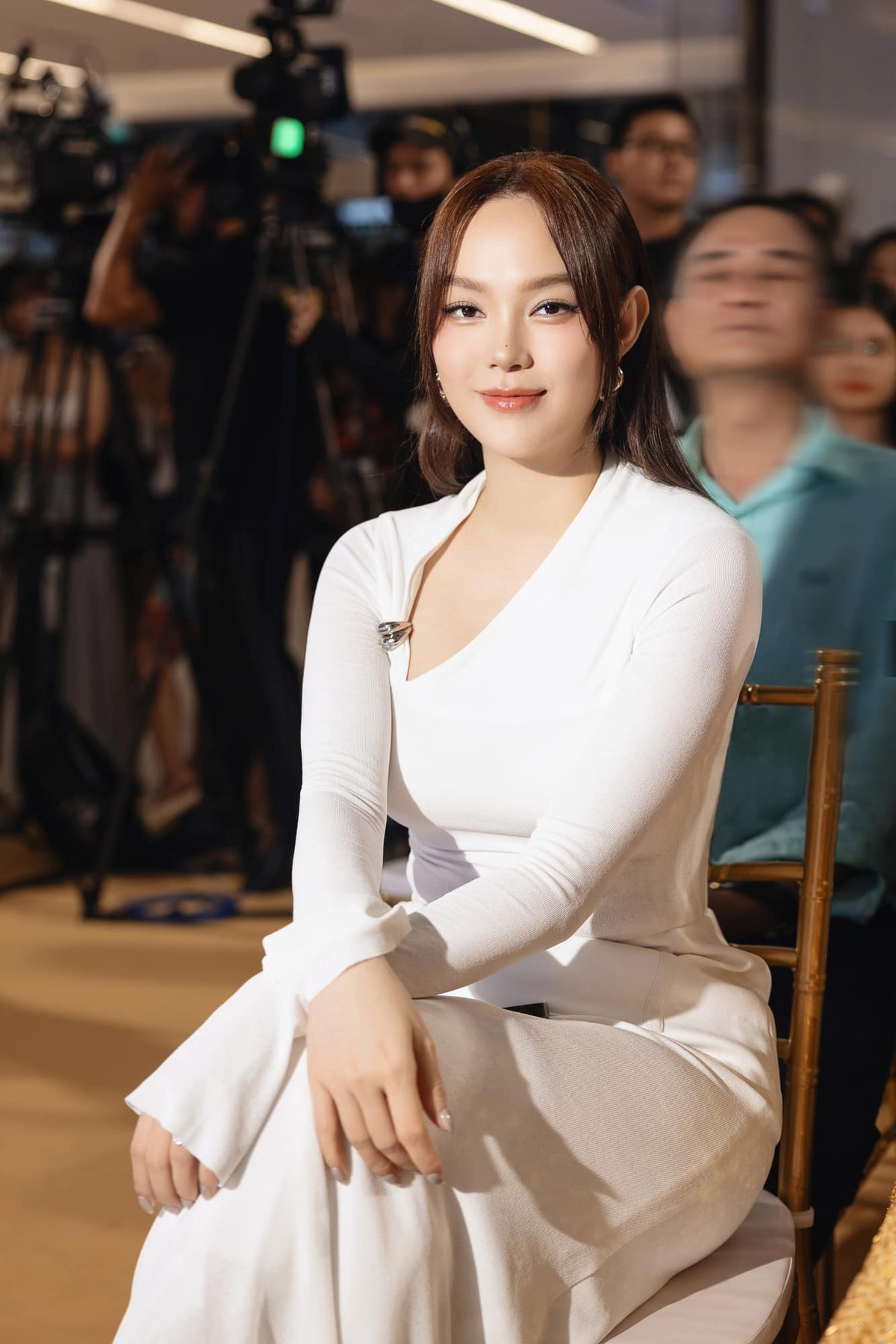 Dù có lên cân trong giai đoạn bầu bí và làm mẹ bỉm sữa nhưng mỹ nhân sinh năm 1987 vẫn giữ được thần thái quyến rũ, xinh đẹp, nước da mịn màng và căng bóng.