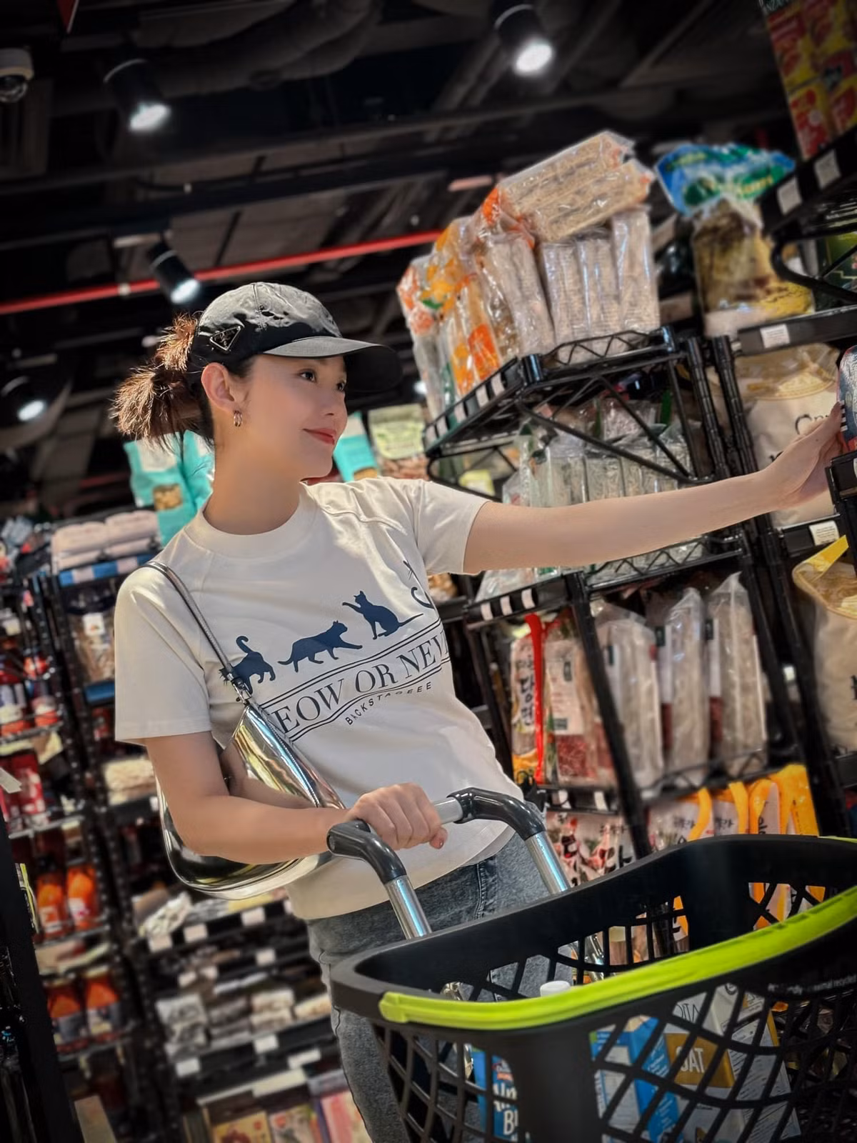 Khi fan thắc mắc: "Thấy ai cũng hỏi về dáng, sao không ai hỏi xem chị có cho em bé bú mẹ trực tiếp hông? Chị có phải thức đêm chăm con không? Chị có ở cữ không?", Minh Hằng không ngại giải đáp: "Chị không khác mọi người nha. Vẫn chăm con và hút sữa đêm thâm quầng con mắt".