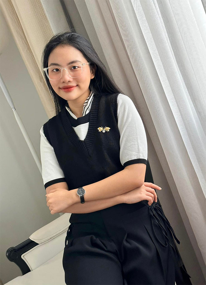 Nữ ca sĩ trẻ ngày càng chững trạc trên sân khấu ca nhạc và ngoài đời thường.