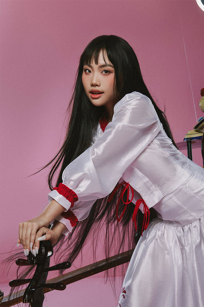 Nữ ca sĩ sinh năm 2003 còn thử sức mình với dòng nhạc mới bằng hai sản phẩm MV Vũ trụ có anh và Đẩy xe bò.