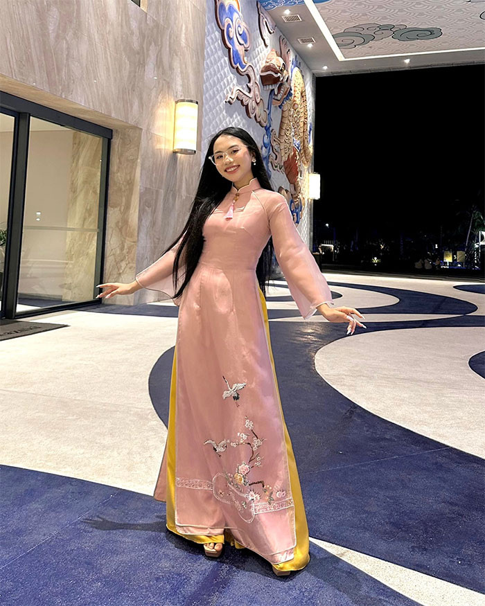 Cô bé á quân Giọng hát Việt nhí 2013 rụt rè ngày nào giờ đã là một nữ ca sĩ đắt show, kiếm bộn tiền.