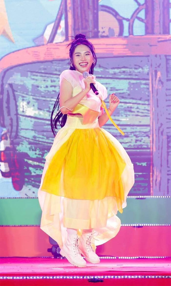 Sau khi mổ mắt chữa cận thị, Phương Mỹ Chi tháo được cặp kính dầy cộm ra khỏi gương mặt nên trông cô càng có sức hút hơn.