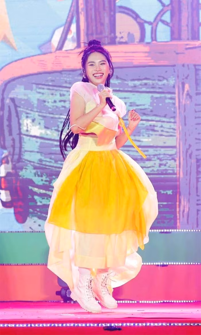 Sau khi mổ mắt chữa cận thị, Phương Mỹ Chi tháo được cặp kính dầy cộm ra khỏi gương mặt nên trông cô càng có sức hút hơn.