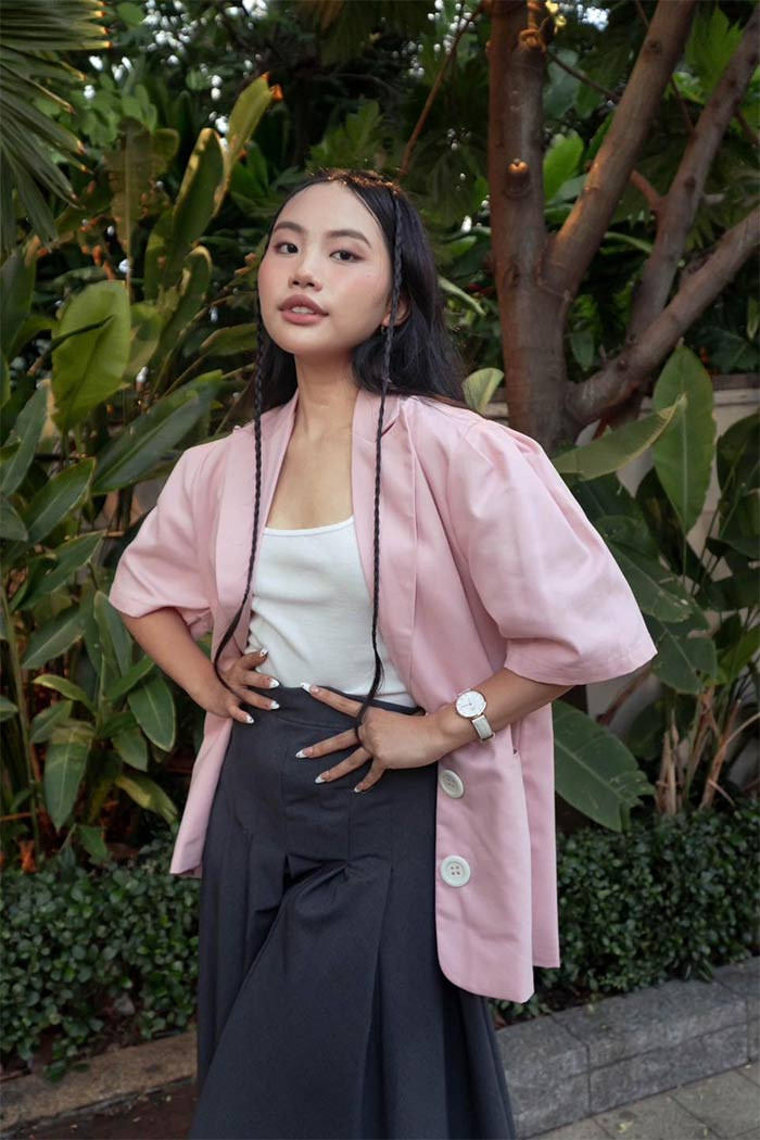 Không còn đóng khung trong hình ảnh "Cô bé dân ca", Phương Mỹ Chi của hiện tại sở hữu vẻ ngoài năng động nhờ thay đổi style ăn mặc.