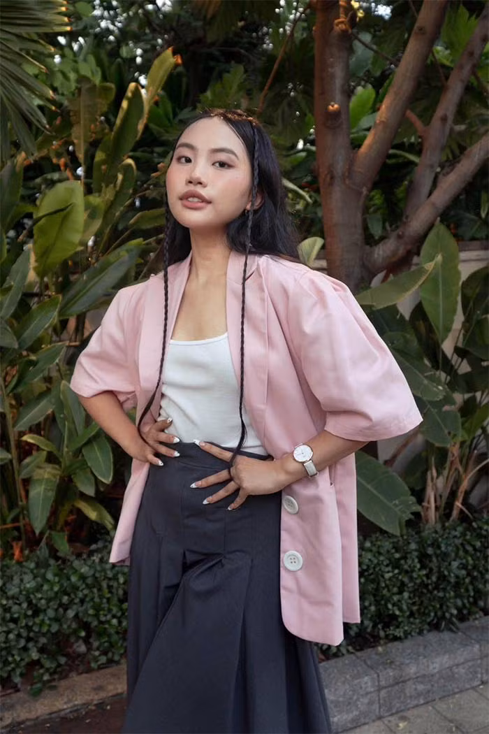 Không còn đóng khung trong hình ảnh "Cô bé dân ca", Phương Mỹ Chi của hiện tại sở hữu vẻ ngoài năng động nhờ thay đổi style ăn mặc.