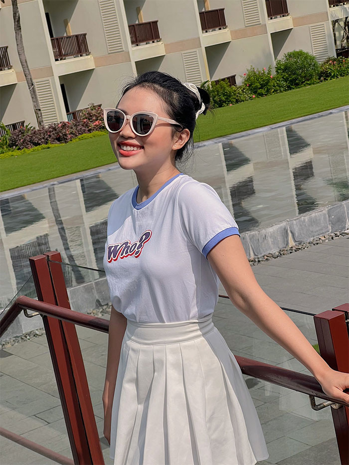 Phương Mỹ Chi trở về đúng với tuổi gen Z của mình khi mặc những trang phục trẻ trung như thế này.