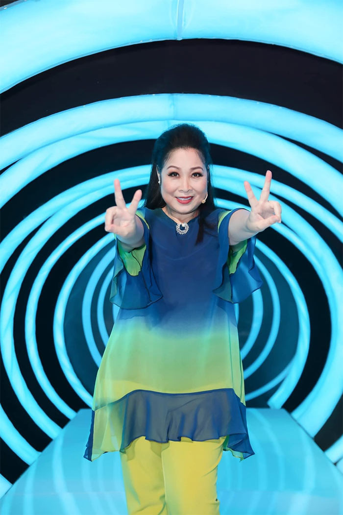 Khi chưa giảm cân, trang phục rộng, che vòng hai luôn là lựa chọn của NSND Hồng Vân mỗi khi đi dẫn chương trình.