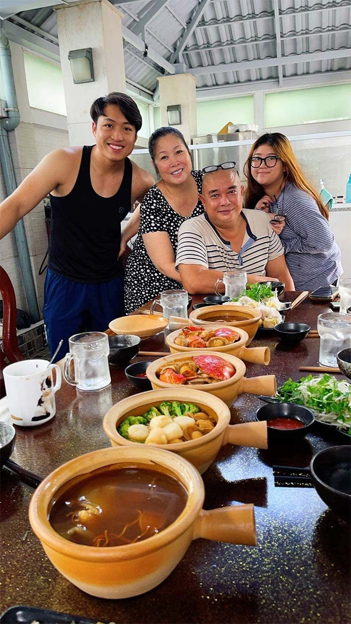 Hồng Vân đang có cuộc sống viên mãn bên chồng - nam diễn viên Lê Tuấn Anh và ba con.