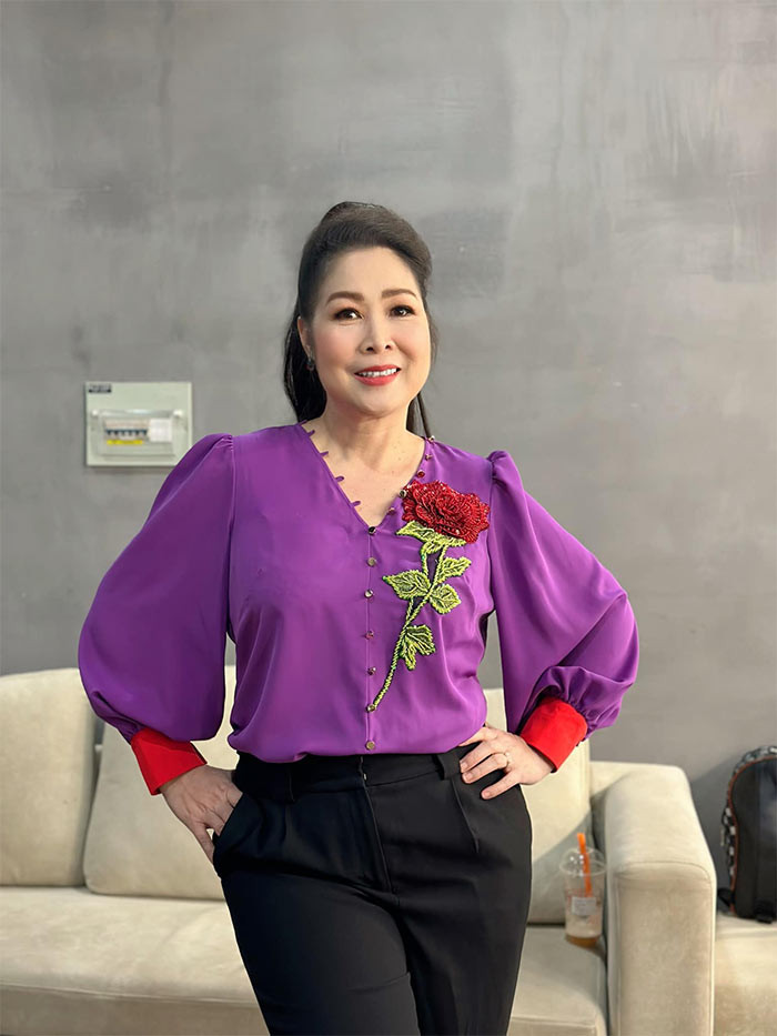 Giảm cân khiến nghệ sĩ Hồng Vân được nhiều người khen trẻ, xinh hơn.